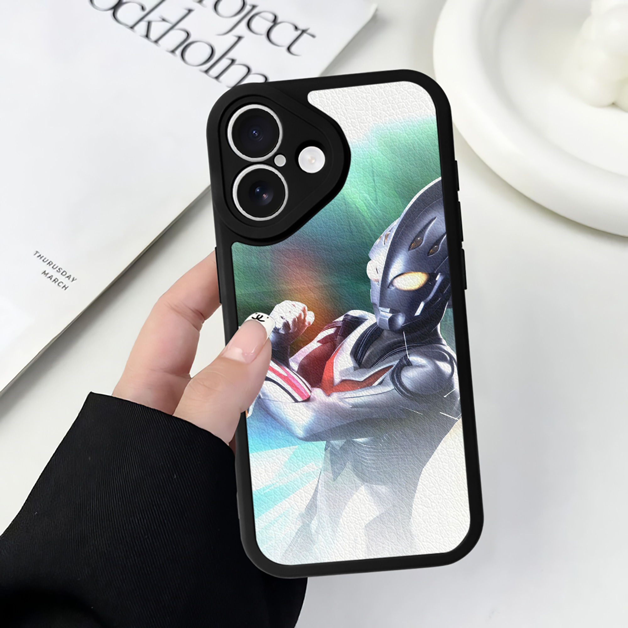 （画像用） ウルトラマン Ultraman 【iPhone 16シリーズ対応】シリコンスマホケース（レザー調） 材質：シリコン